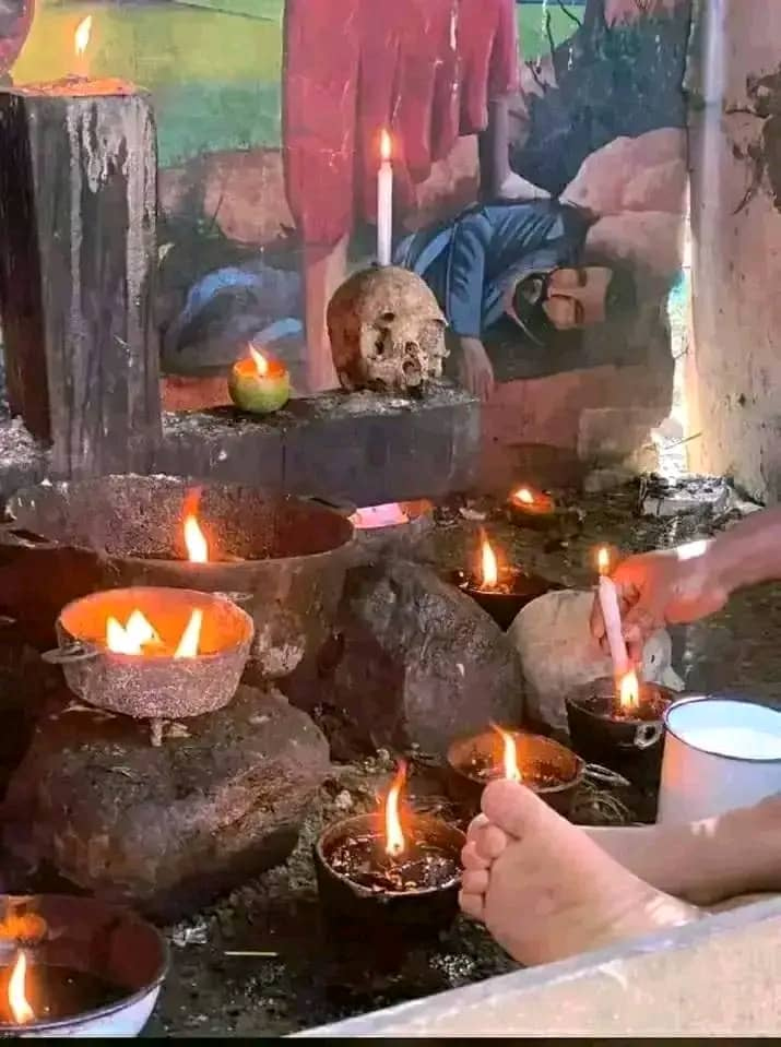Espace rituel traditionnel éclairé par des flammes